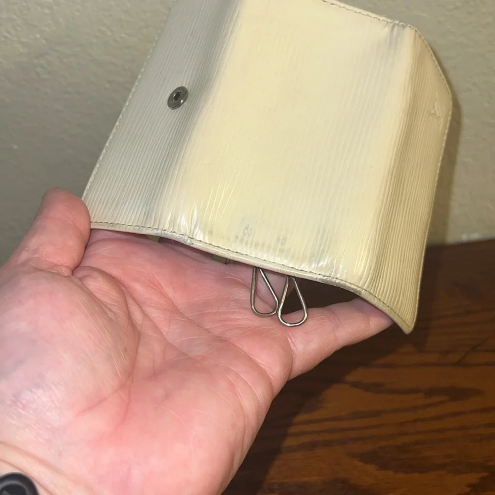 Authentic Louis Vuitton Epi 4 key holder creme CA1097 - Picture 8 of 13